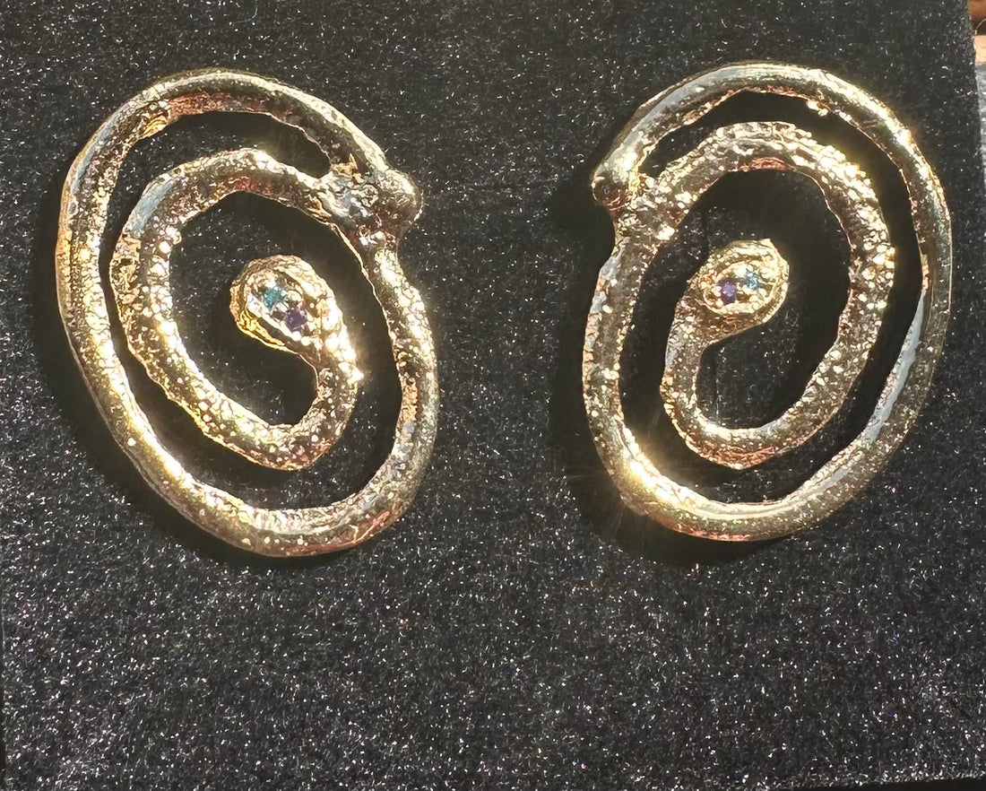 Sign earrings Orka gold