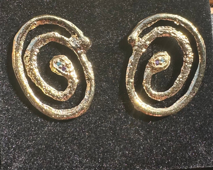 Sign earrings Orka gold