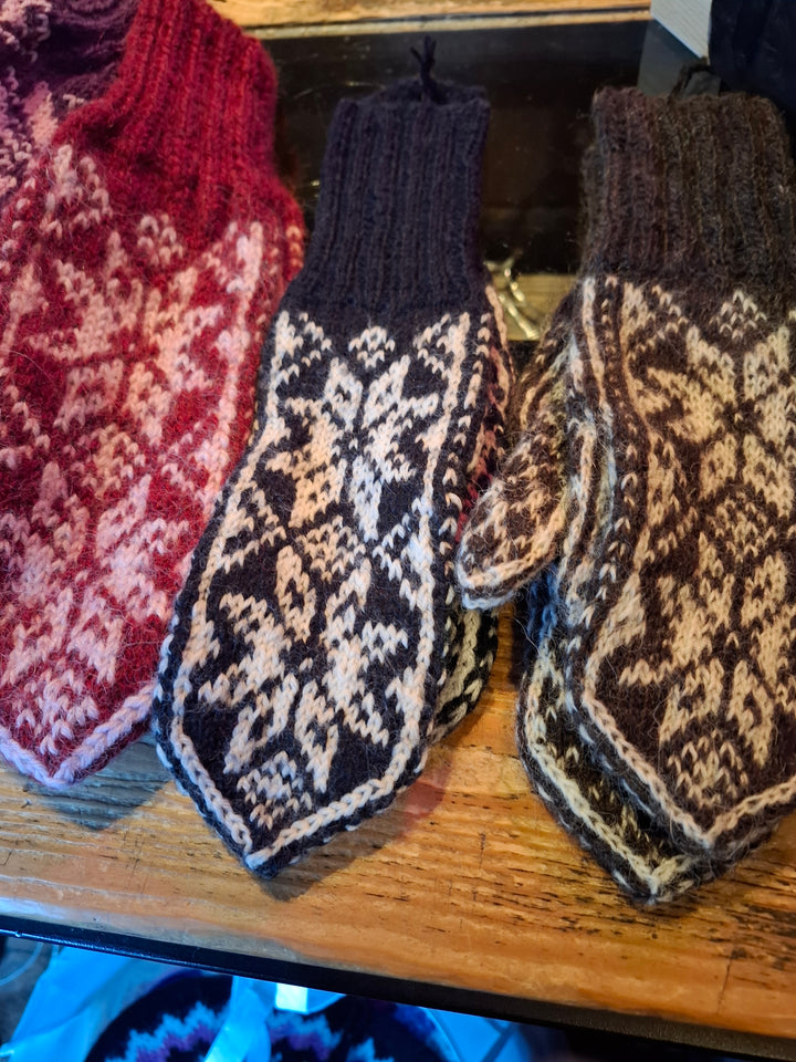 100% Wool mittens with pattern
